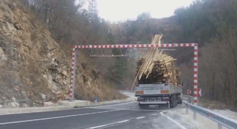 Възможно ли е извънгабаритни ТИР-ове да са причина за трагедията в Ечемишка?