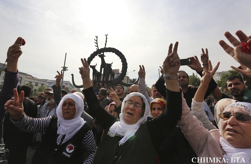 Спец. пратениците на БНТ в Анкара: Следата от терора остава по лицата на хората