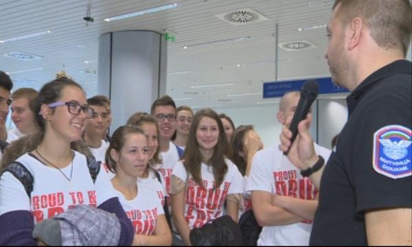 Ученици се запознаха с експерти, които спират въздушния наркотрафик