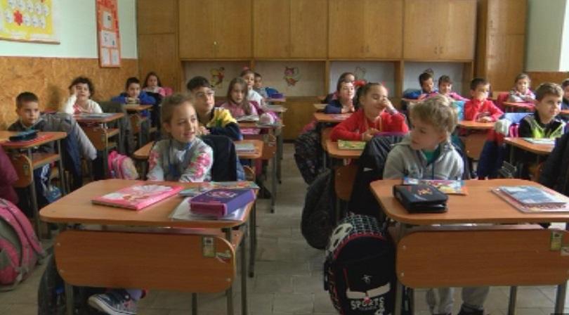 Родители на първокласници влизат в клас