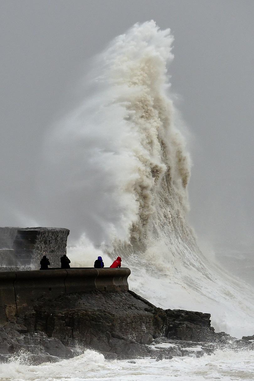Силен вятър и огромни вълни по бреговете на Франция и Великобритания