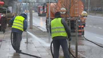 Столична община мие улици след мъглата