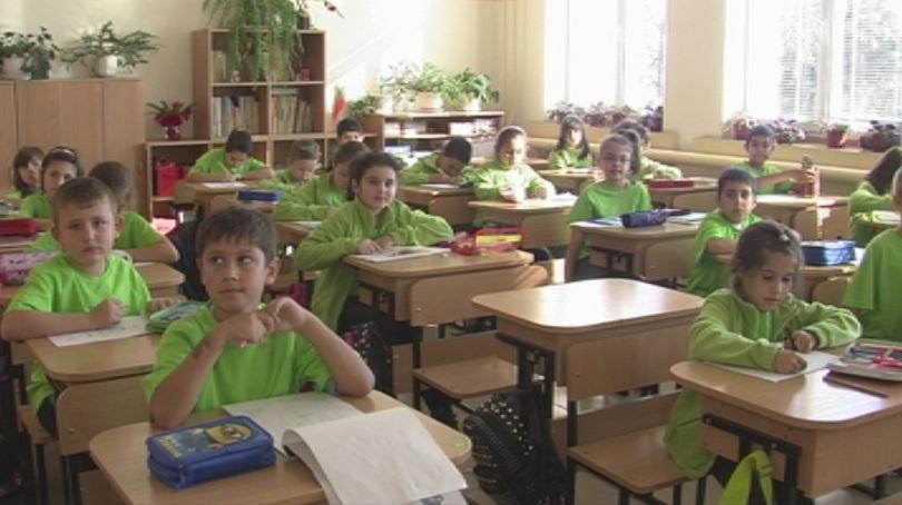 Малчугани от училище в Мездра с униформи по тяхна идея