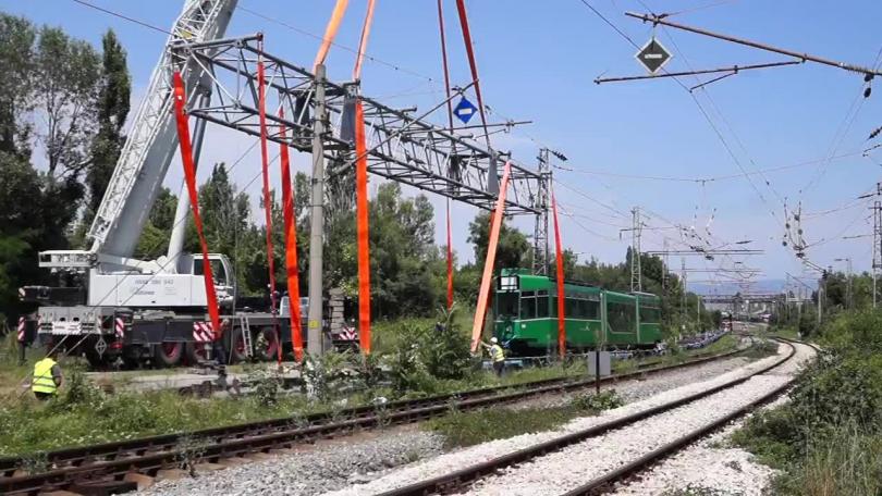 Сериозен инцидент при разтоварване на новите трамваи за София