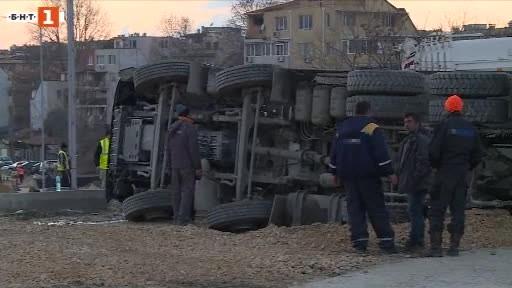 ​Бетоновоз се преобърна във Варна