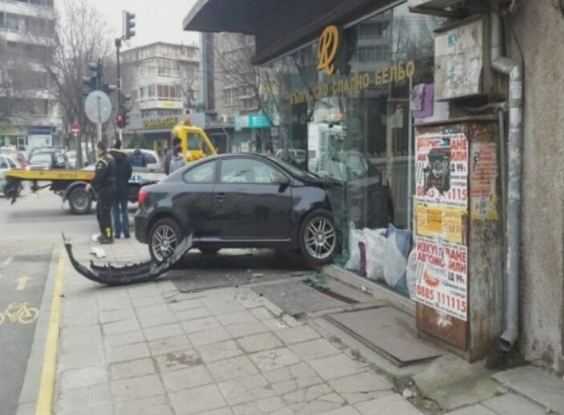 Кола се вряза във витрина на магазин в центъра на Варна