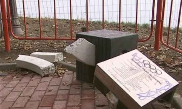 Чупят плочите на Алеята на спортната слава във Варна
