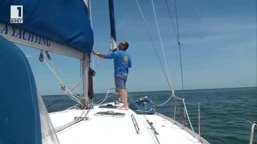 Младежи между 18 и 24 години се учат на ветроходство във Варна