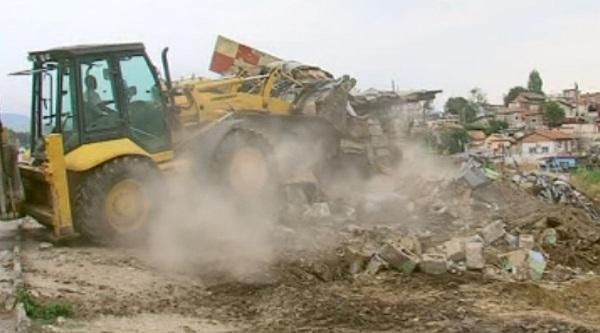 Събориха 46 незаконни ромски къщи в квартал Максуда (ОБНОВЕНА)