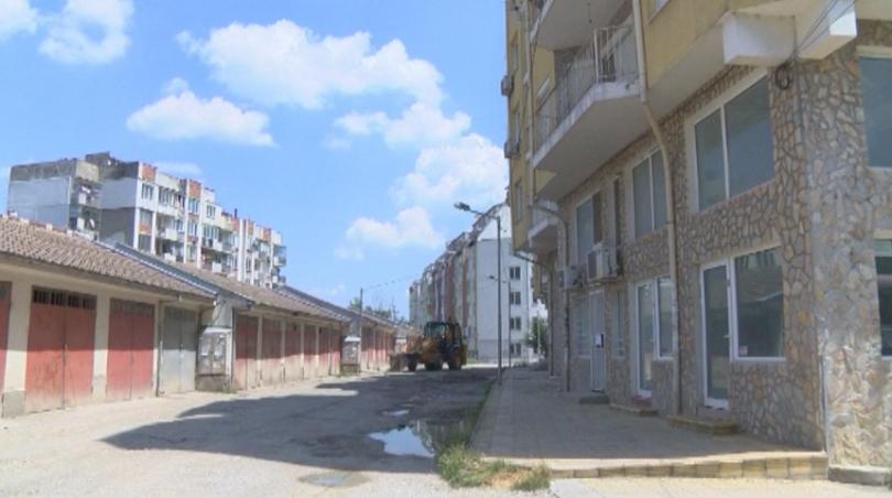 Жители на Велико Търново ремонтираха улица със собствени средства