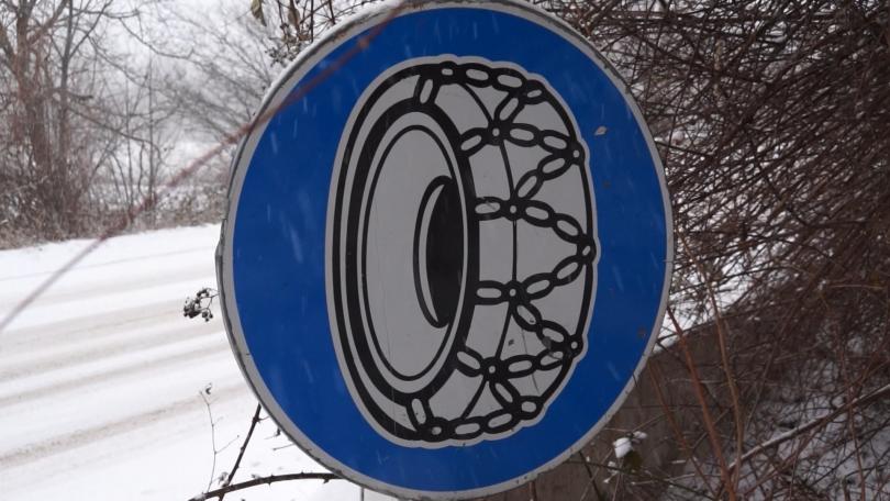 Зимата се завърна: Снегът затрудни трафика по основните пътища в страната