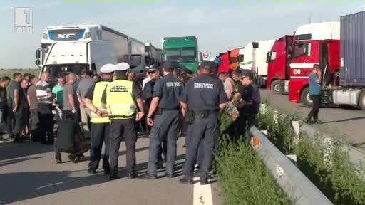 Шофьори блокираха Дунав мост 2 заради опашки на ГКПП Видин - Калафат