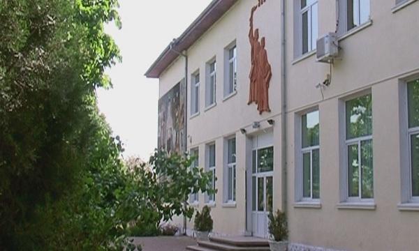 15-годишно момиче скочи от втория етаж на училище във Видин