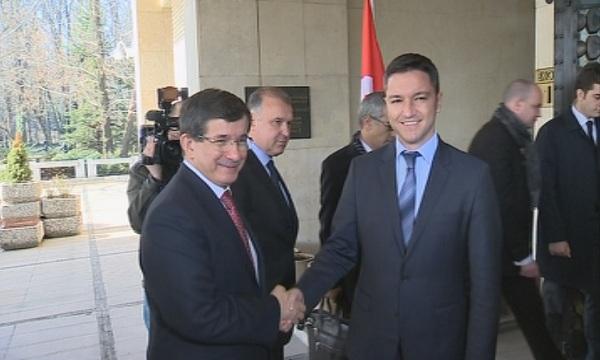 Давутоглу - посрещнат в София на ниво, но нежелан от Атака