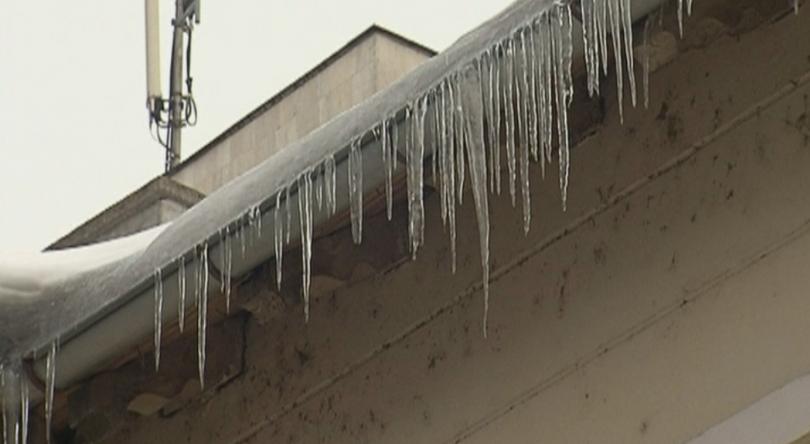 Опасни висулки и снежни маси по русенските сгради