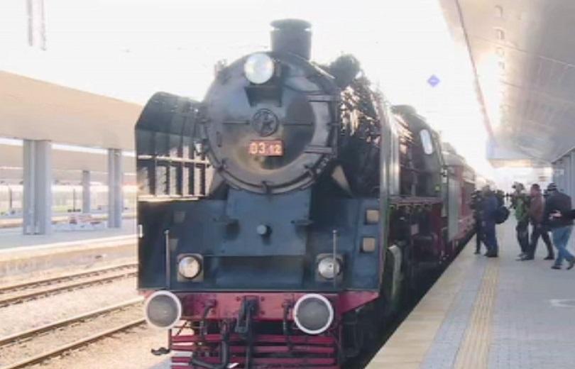 Премиерът и министрите пътуваха с атракционен влак до Черепиш