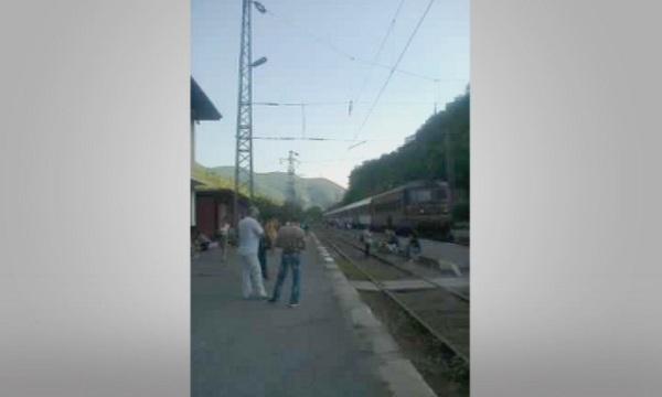 Влак за Видин престоя близо 2 часа на гара Реброво