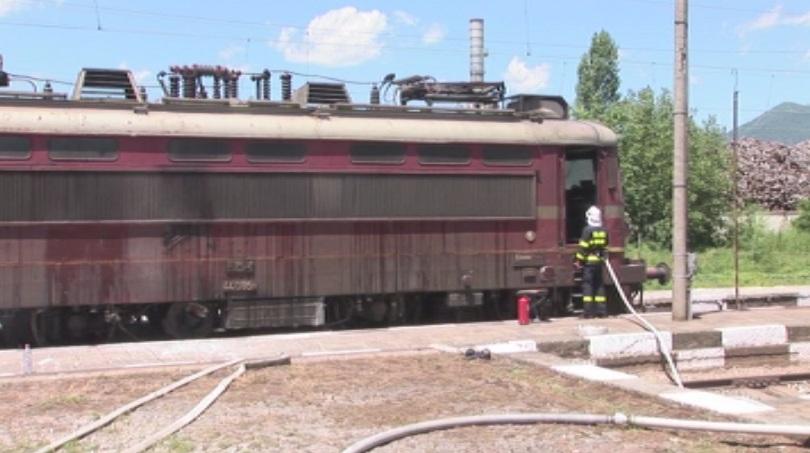 ​Дим в локомотива спря бързия влак от Бургас за София