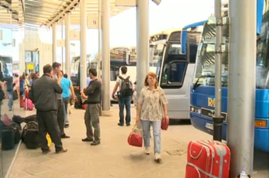 Пълни автобуси и влакове