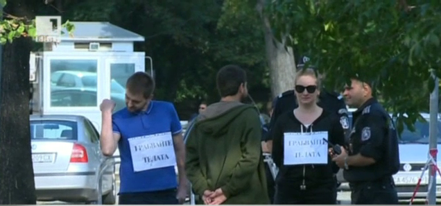 Писатели преминаха огражденията на НС