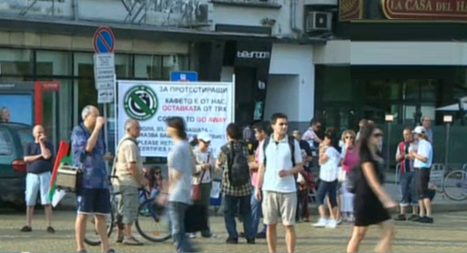 Протестиращи запълват дупката в бюджета с жълти стотинки