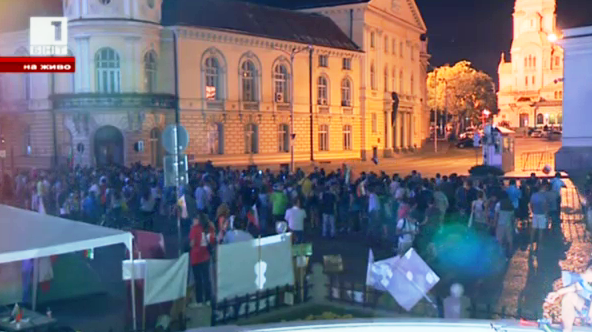 Протестът блокира депутати в парламента