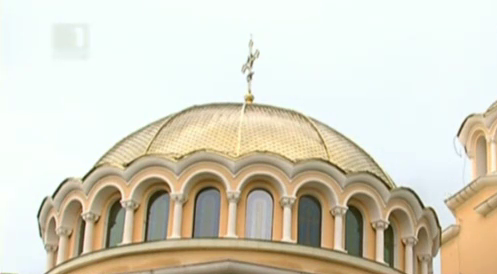 Хирург скочи срещу църковна камбана