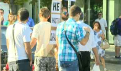 Протестиращи обвиниха полицайка в бруталност