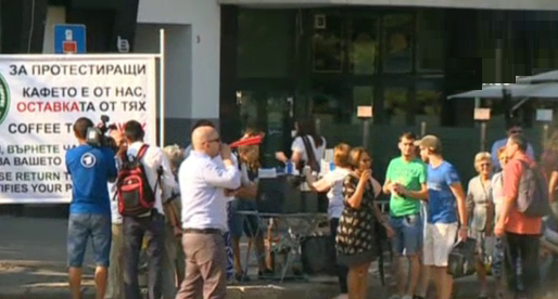 Протестиращи коментират депутатската ваканция