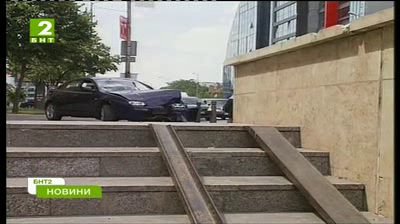 Автомобил се вряза в подлеза към метростанция Опълченска