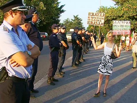 Протестът пред Евксиноград мина вяло