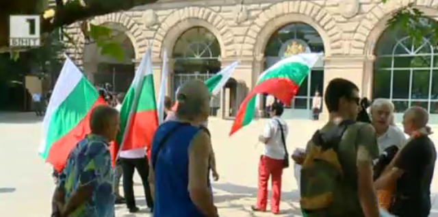 Контрапротестиращи отново се събраха пред президентството