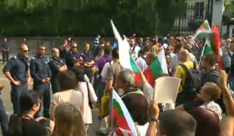 Протест посрещна и изпрати депутатите