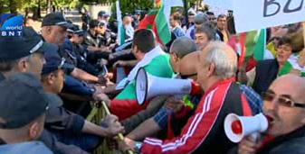 Напрежението пред Парламента стихна