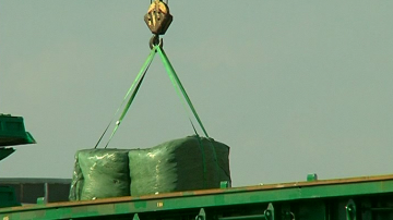 Разтоварват отпадъци на пристанище Одесос