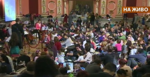 Деца слушат класическа музика на възглавници