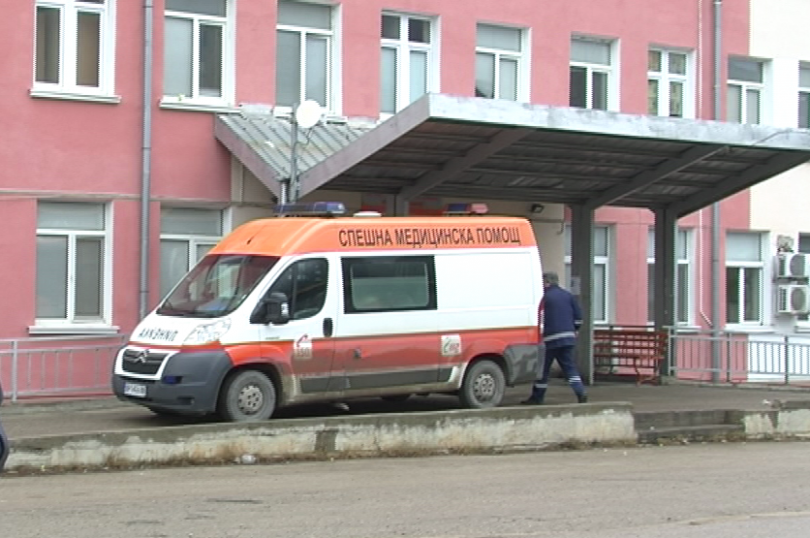 Пиян мъж нападна линейка във Враца