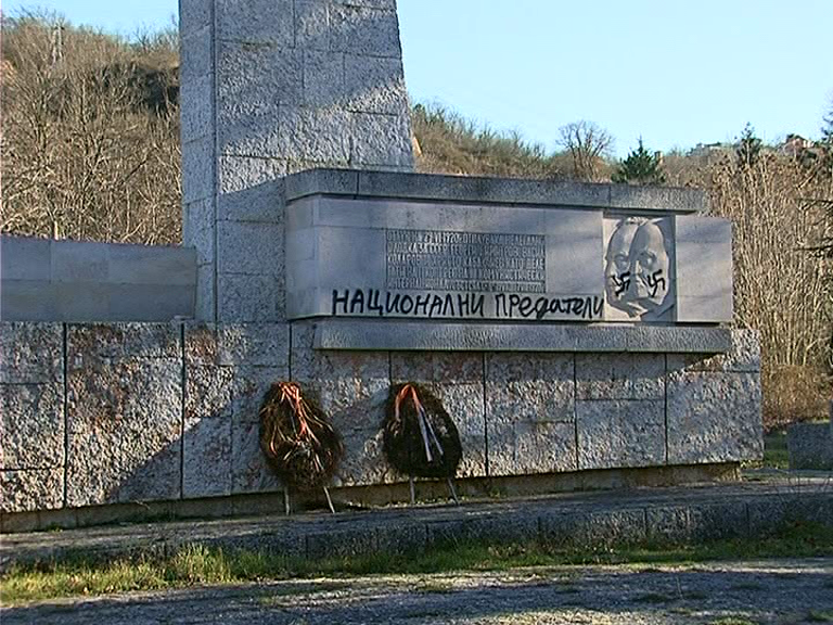 Осквернени паметници във Варна