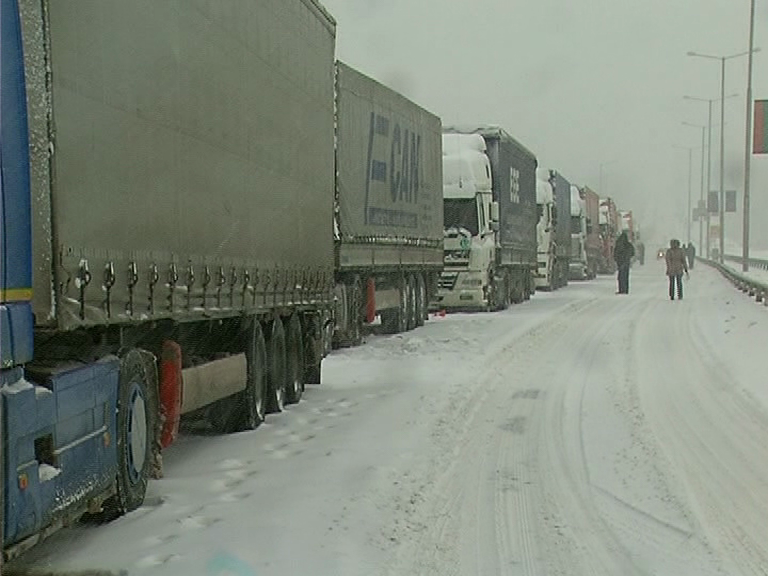 Хаосът на Дунав мост продължава