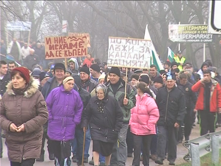 Русенци блокираха пътя за София, искат канализация