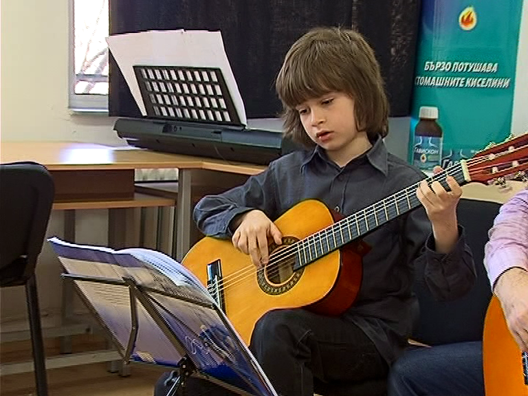 Деца свирят на болни деца