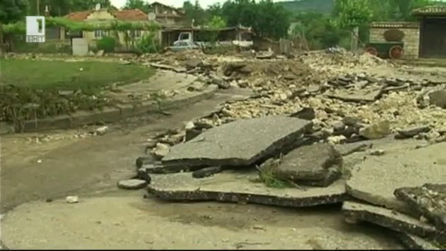 Пороен дъжд отнесе асфалтра във варненското село Долище