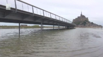 Пеша над водата