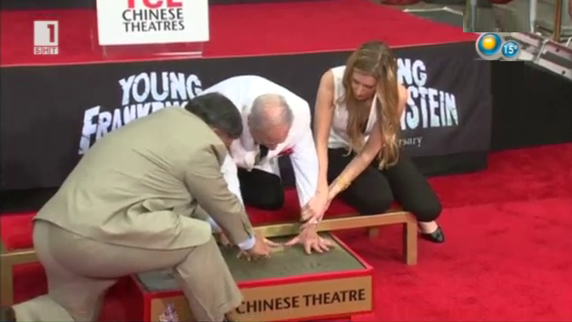 Мел Брукс с шестпръстов отпечатък на Алеята на славата