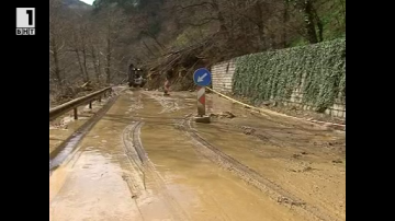 Ново свлачище се срути по пътя Асеновград-Бачково