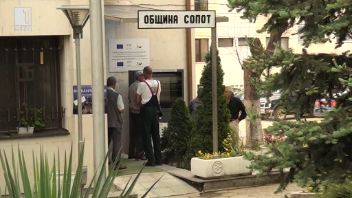 Разпродават имуществото на община Сопот?