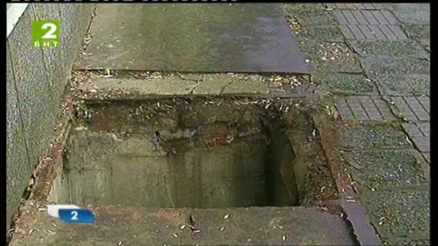 Огромна дупка зейна на тротоар в центъра на Русе