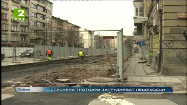 Стеснени тротоари затрудняват пешеходци