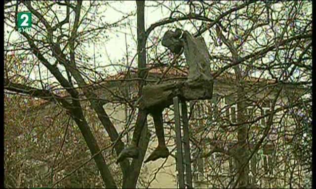 Пластика на Альоша Кафеджийски краси пространството пред театъра във Варна