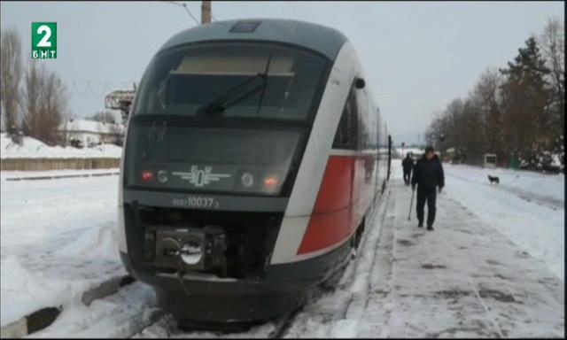 Замръзнали мотриси и неизправни автобуси блокираха гарите в Кюстендил